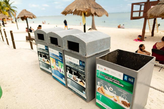Separación de residuos en playa mexicana.