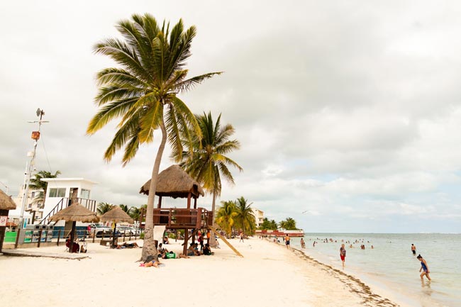 Orilla de playa turística mexicana.
