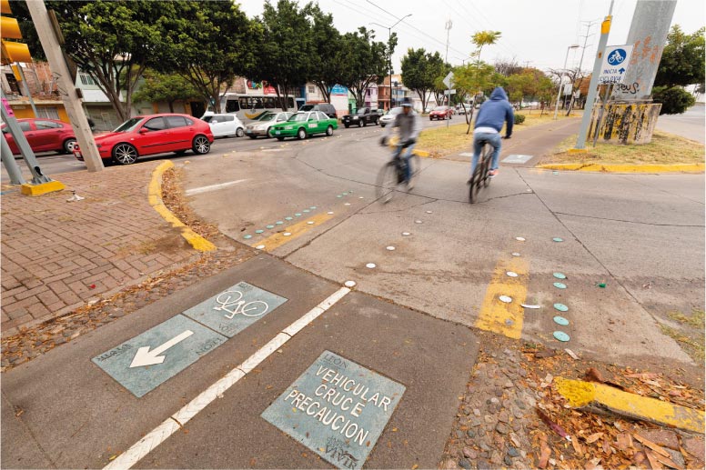 Ciclistas circulando por ciclovía en una ciudad mexicana.