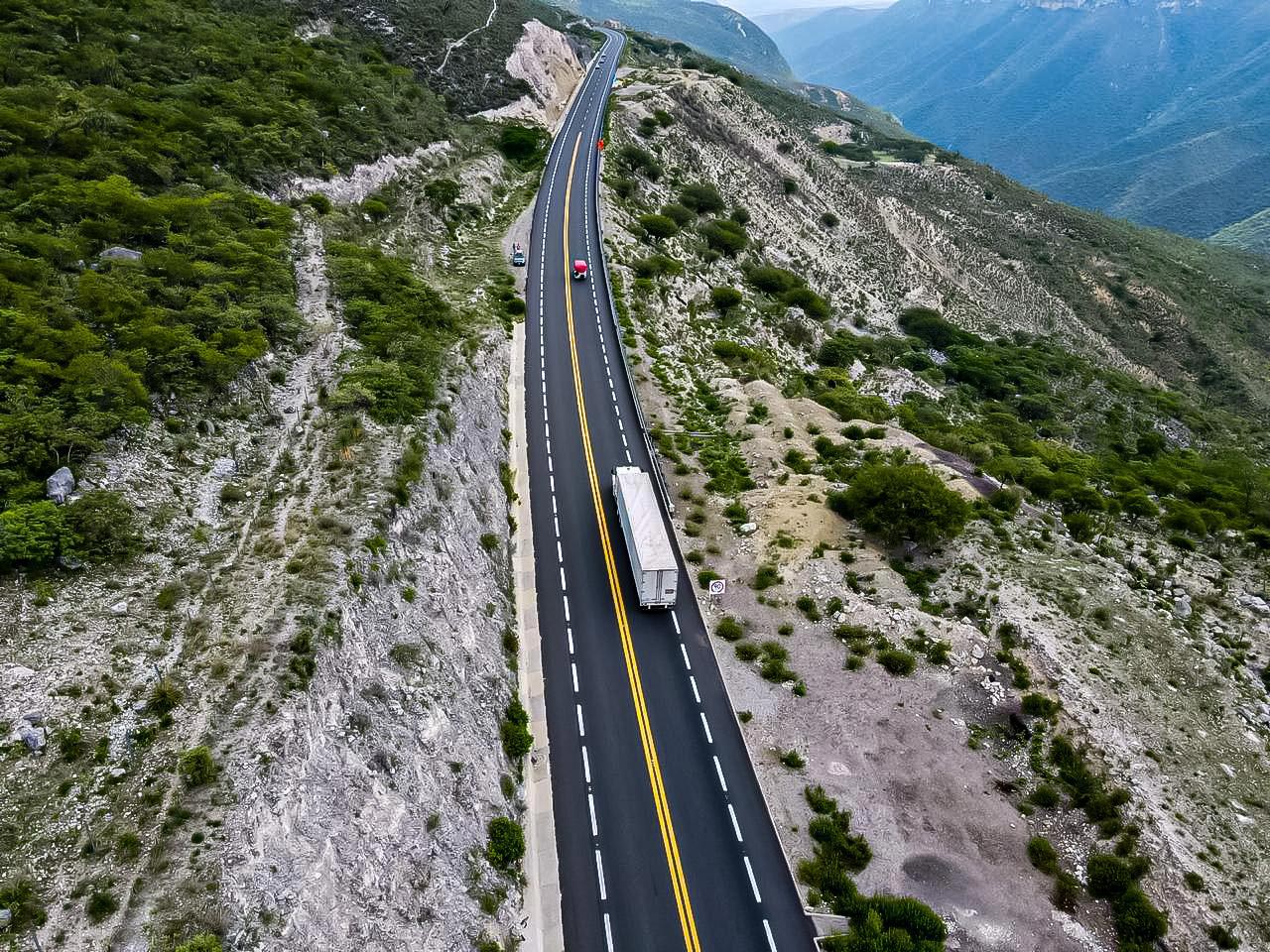 Tráiler circulando en carretera.