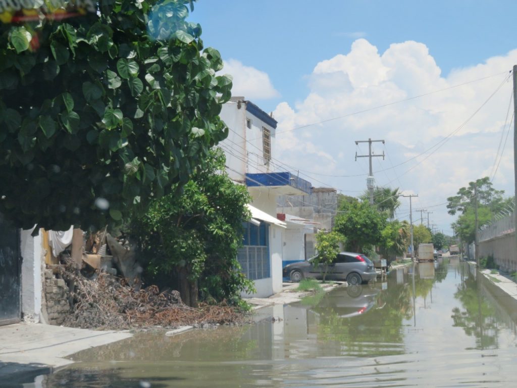 Las lluvias torrenciales provocan el colapso de la escasa infraestructura pluvial y el agua se acumula naturalmente en la planicie de la ciudad de Torreón.