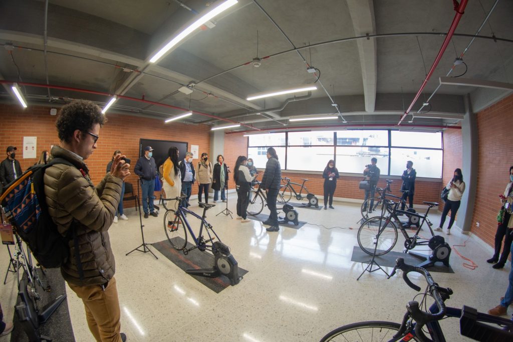 Durante la visita al Colegio de la Bici, se realizó una presentación sobre los principales aspectos de la Política Pública de la Bicicleta en Bogotá.