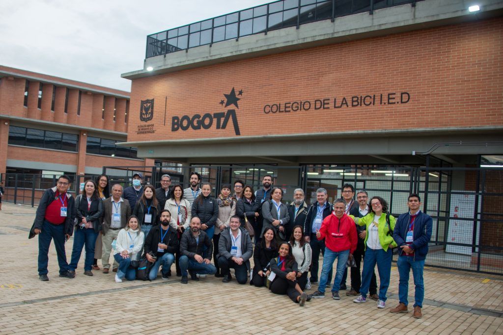 Participantes de la Semana del Transporte y el Cambio Climático realizaron un reconocimiento en campo del Colegio de la Bici en Bogotá.