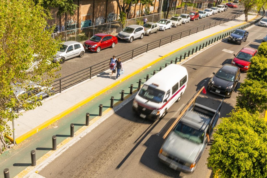 Av. Héroes de Nocupétaro en la ciudad de Morelia, Michoacán. El trazado de la avenida comparte espacio con unidades de transporte público ciclistas y peatones, lo que promueve diversas formas de movilidad además del automóvil.