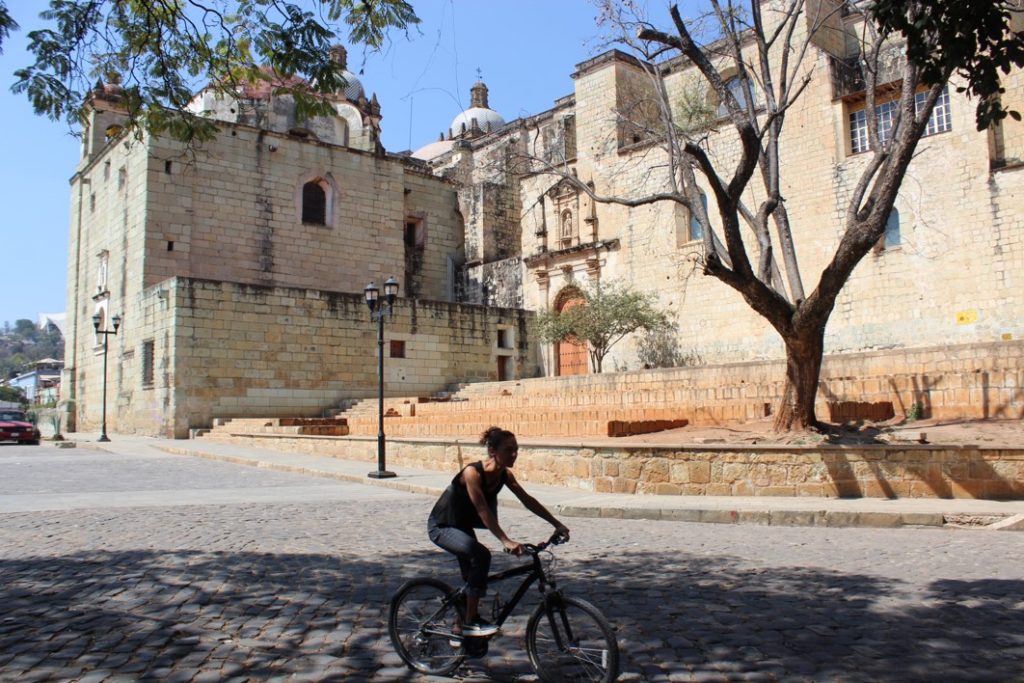 Ciclista en el centro histórico de la ciudad de Oaxaca de Juárez.