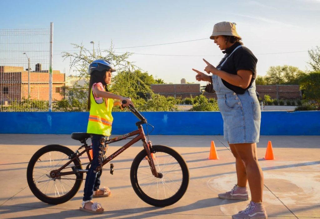 La Biciescuela con perspectiva de género ha empoderado a las mujeres y niñas de León, Guanajuato al enseñarlas a desplazarse en bicicleta por su ciudad de una manera segura y sustentable.