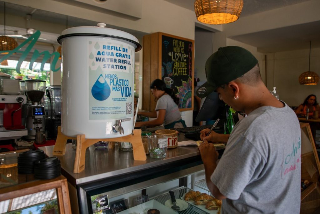 Como parte de la implementación de la Guía Menos Plástico, el sector turístico han implementado estaciones de agua para reducir el consumo de botellas de plástico.