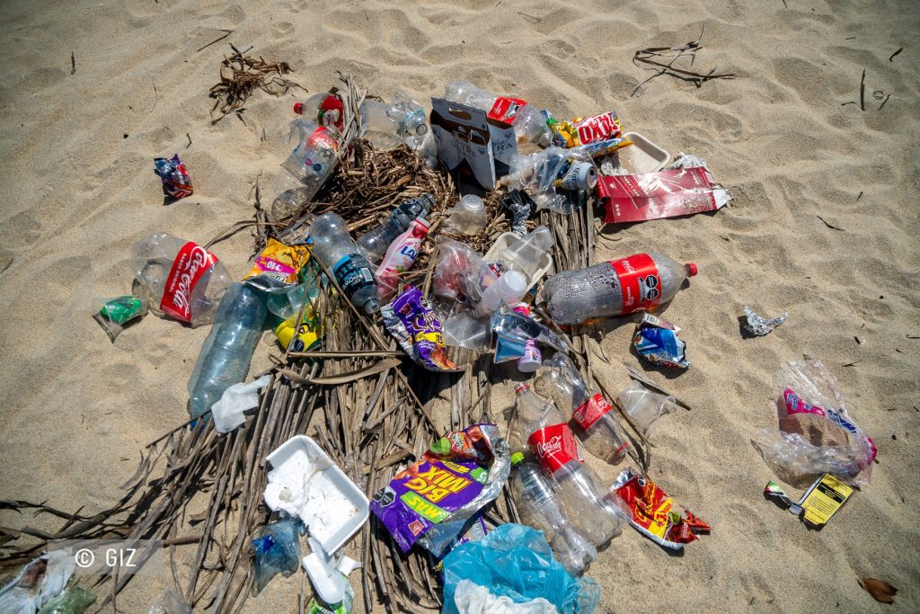 La contaminación marina por plástico es principalmente de origen terrestre.