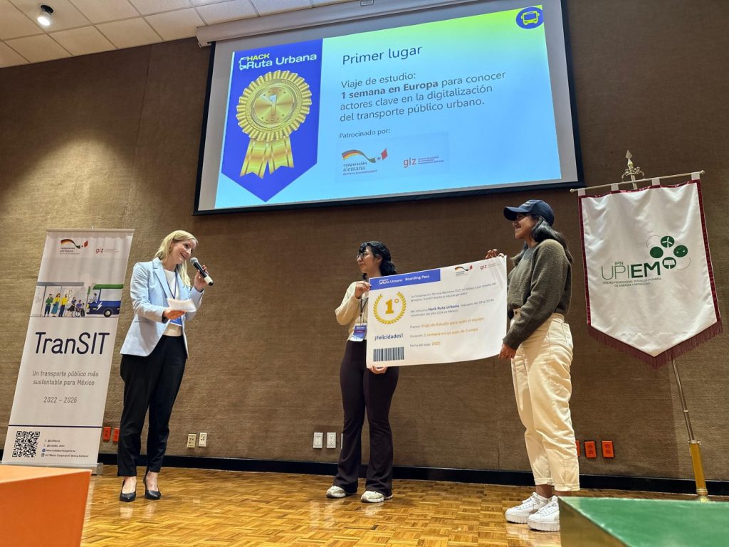 Maggi Franco Pineda (der.) y Celeste Barragán Jiménez (centro) al recibir el premio del primer lugar del Hack Ruta Urbana.