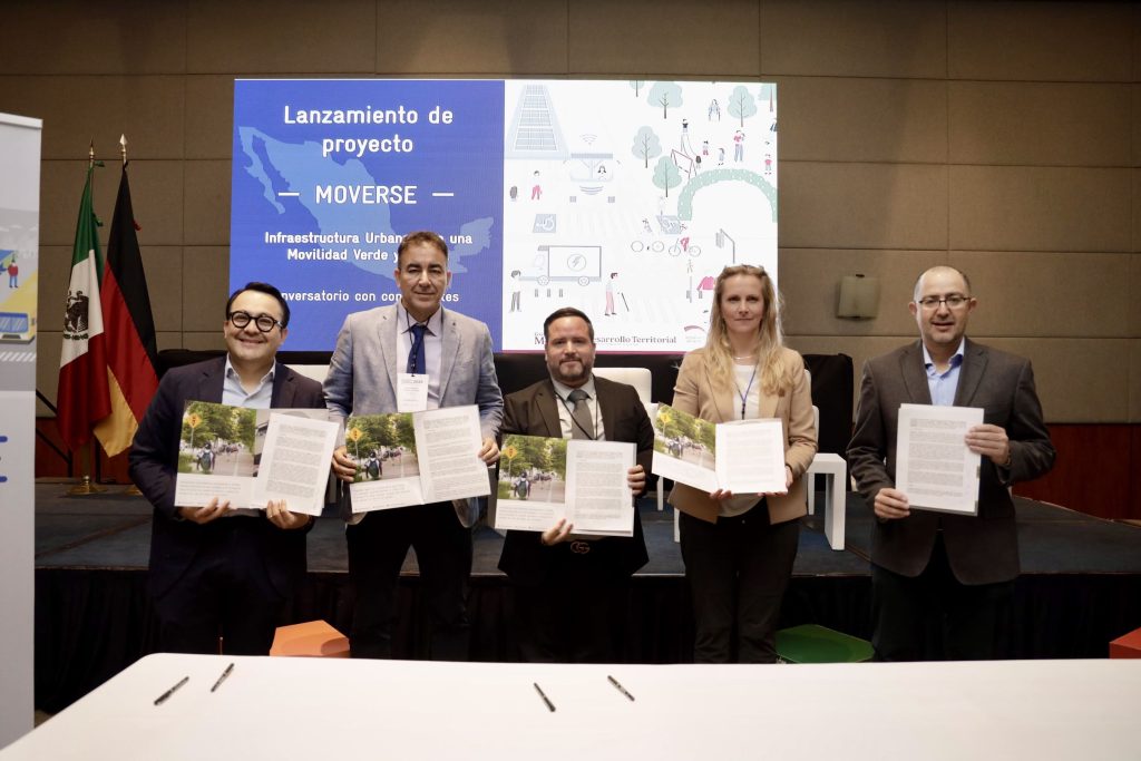 (izq. a der.) Daniel Sibaja González, Secretario de Movilidad del Estado de México, Alberto Alonso Ovando, Secretario de Desarrollo Territorial Urbano Sustentable del estado de Quintana Roo, Irak Abraham Greene Marrufo, Director General en el Instituto de Movilidad y Desarrollo Urbano Territorial de Yucatán, Johanna Beate Wysluch, directora del programa Ciudades y Transporte Sustentable de la GIZ México, y Víctor Hugo Hofmann Aguirre, Subsecretario de Ordenamiento Territorial, Urbano y Vivienda de la SEDATU, firmaron las cartas simbólicas de colaboración. Foto: GIZ