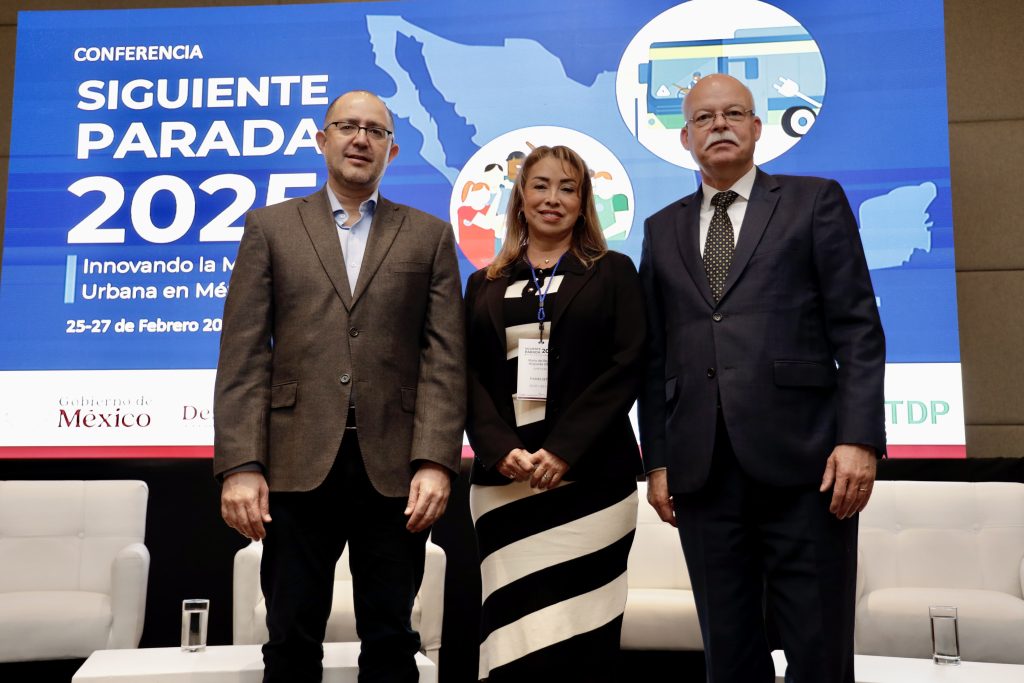 (izq. a der.) Víctor Hugo Hofmann Aguirre, Subsecretario de Ordenamiento Territorial, Urbano y Vivienda de la SEDATU, Rocío Nogueda Ulloa, Directora de Cooperación para Europa de la Agencia Mexicana de Cooperación Internacional para el Desarrollo (AMEXCID), y Clemens von Goetze, Embajador de Alemania en México, dieron los discursos inaugurales del evento. Foto: GIZ