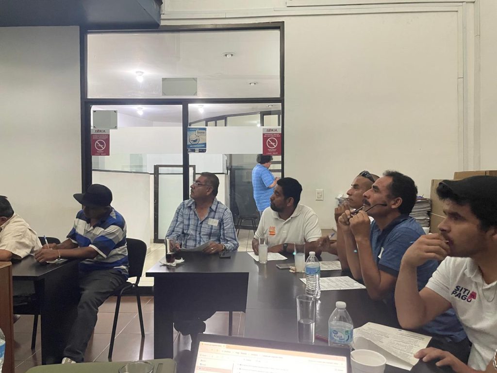 Se realizan evaluaciones teóricas y prácticas antes y después de la capacitación. Foto: © Anasevi S.R.L.
