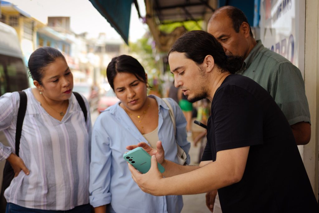 Socialización y uso de app Rutómetro. Foto: © Donobelo