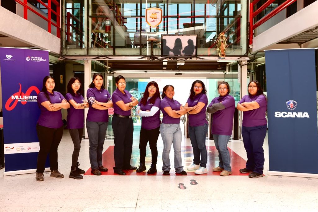Nueve mujeres conforman la primera generación de Técnicas del Futuro. Foto: © Scania